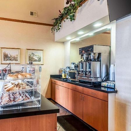 Econo Lodge Inn & Suites Middletown Экстерьер фото