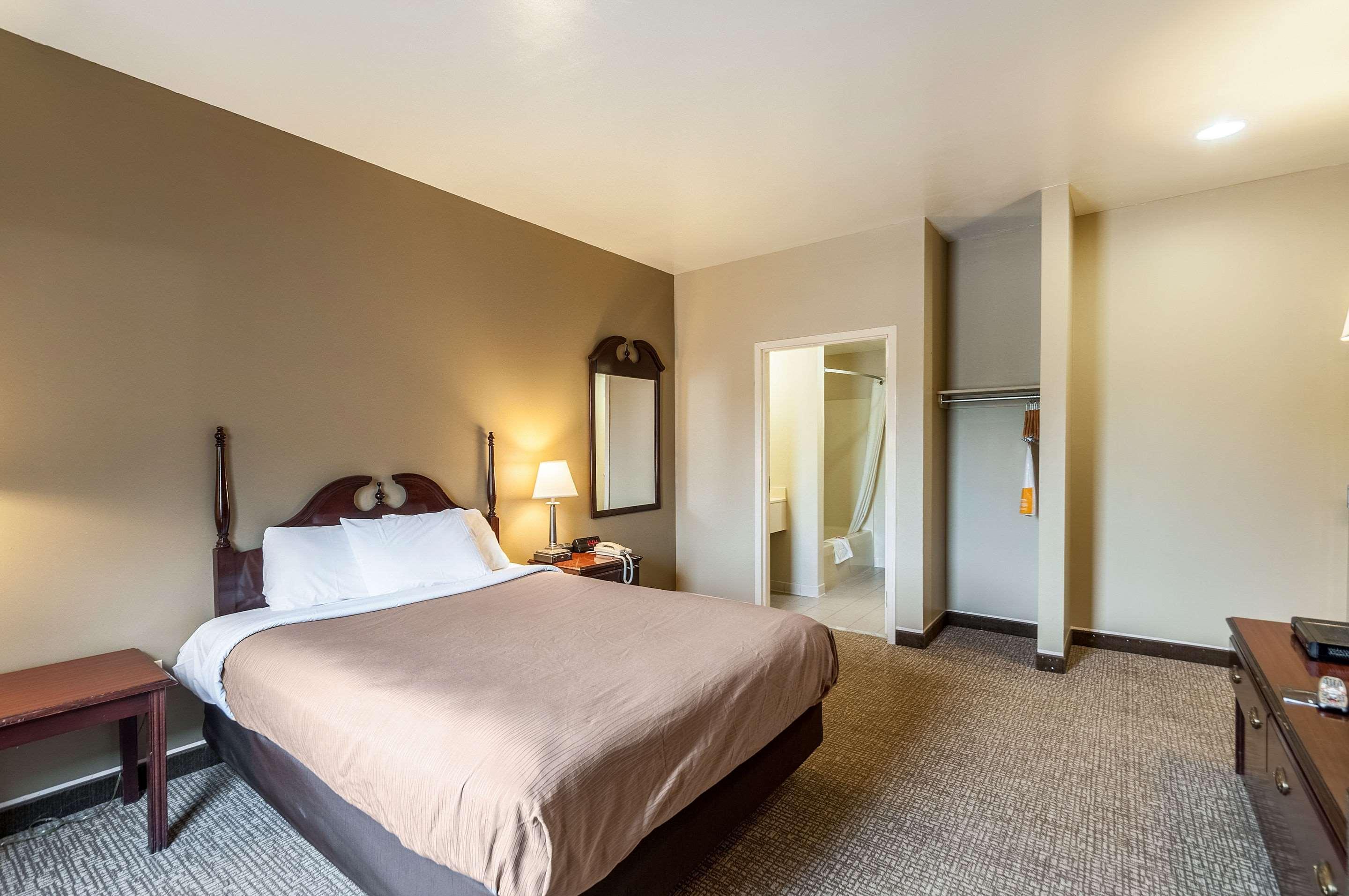 Econo Lodge Inn & Suites Middletown Экстерьер фото
