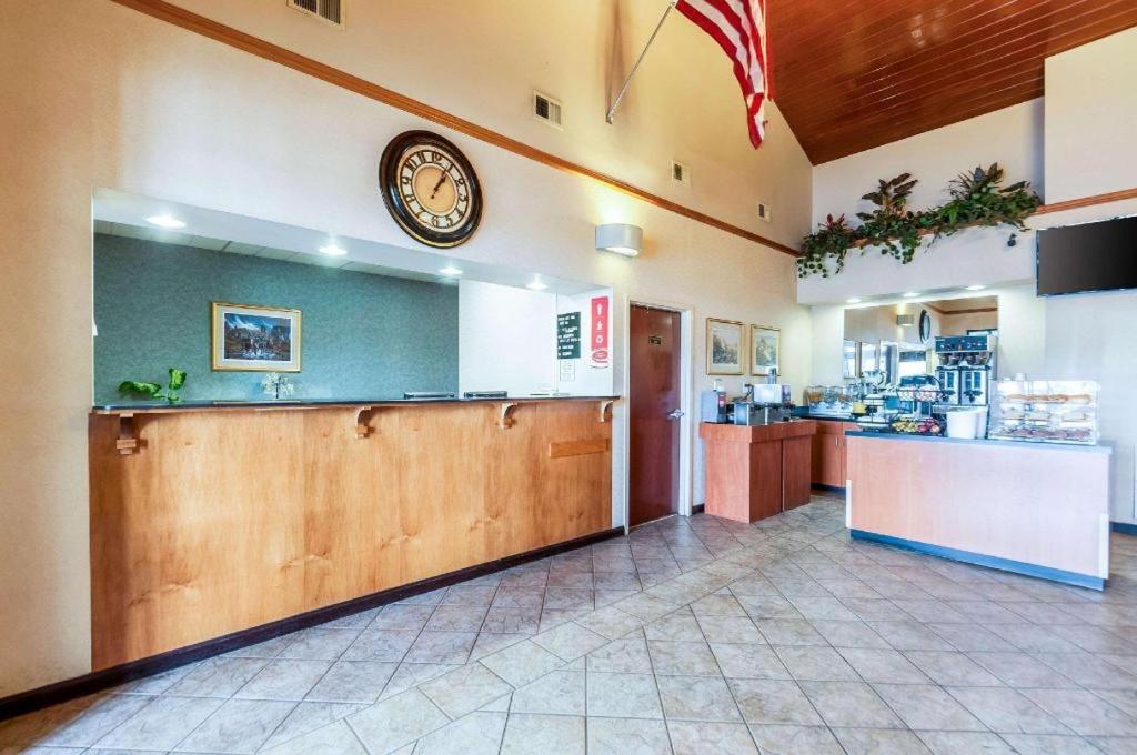 Econo Lodge Inn & Suites Middletown Экстерьер фото