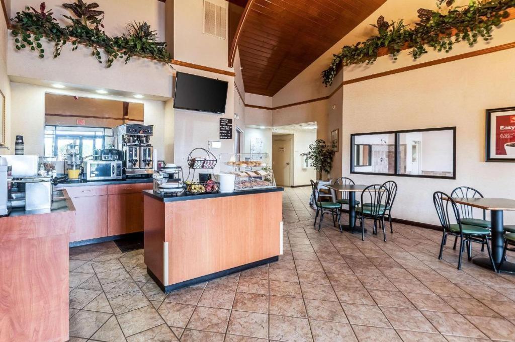 Econo Lodge Inn & Suites Middletown Экстерьер фото